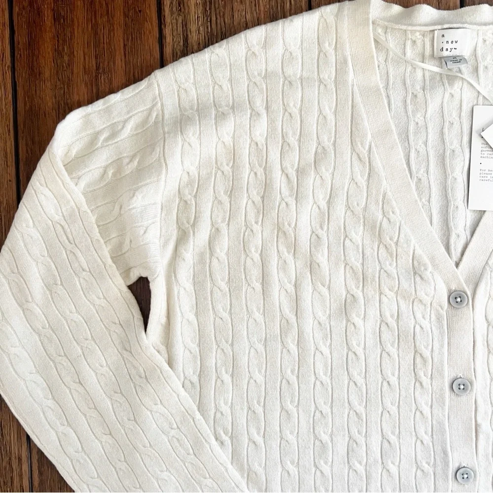 NWT Cable Knit V Neck Cardigan Sweater Button Medium Cream Preppy Academia Soft